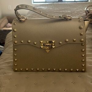 Plastic gold bag with straps